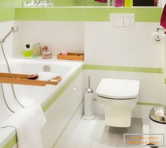 Casa de banho pequena combinada com azulejos brancos e verdes