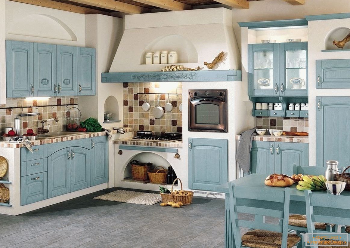 Fachadas azuis em uma cozinha branca