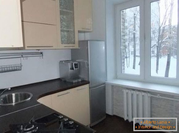 Projeto de pequenos apartamentos Khrushchev - uma pequena cozinha de 5 metros quadrados