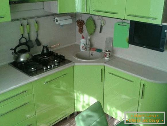 Interior da cozinha verde na concepção de um pequeno apartamento de 30 m quadrados