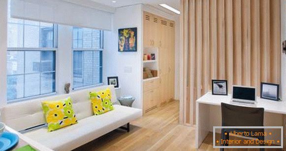 O design de pequenas salas em um apartamento é dividido em duas zonas