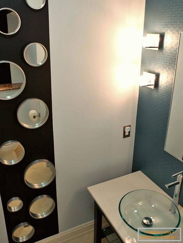 Pequena casa de banho com espelhos