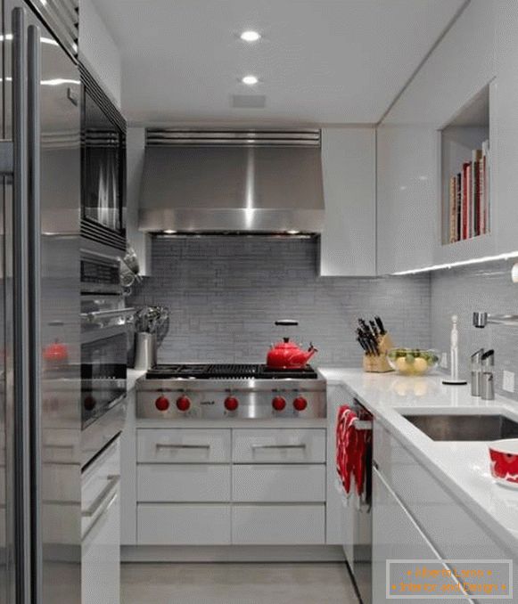 Cozinha elegante de 5 metros quadrados com mobiliário branco e teto de estiramento