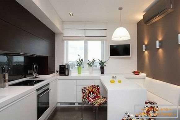 Cozinha design 10 m2 em um pequeno apartamento em uma foto
