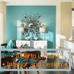 Cor turquesa na parede e mobiliário - uma solução brilhante para a cozinha em cores claras