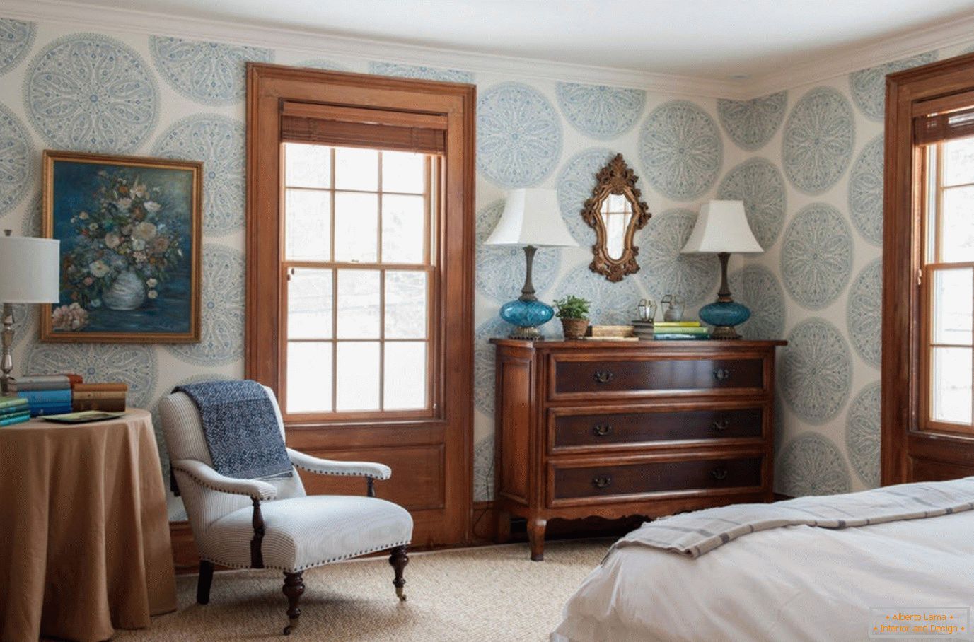 Papel de parede azul com um ornamento no quarto
