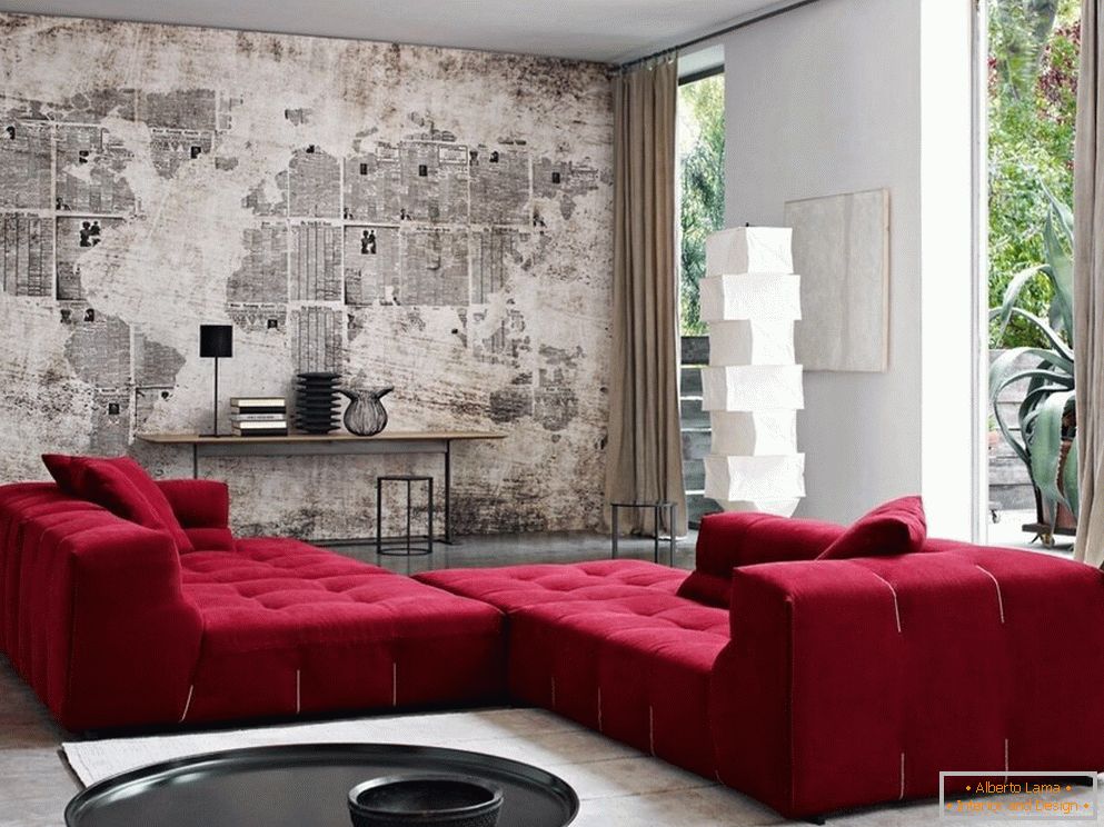 Sofá vermelho na sala de estar