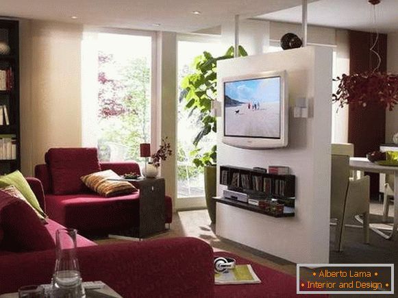 Projeto de um apartamento de um quarto - dividido em duas zonas por uma divisória com TV