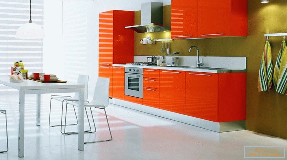 Piso branco e móveis laranja na cozinha