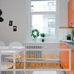 Branco com laranja na cozinha