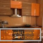 Móveis de madeira laranja na cozinha