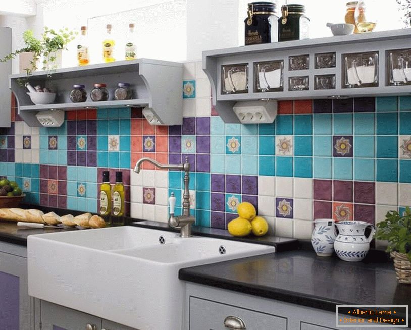 Avental de azulejos brilhantes na cozinha