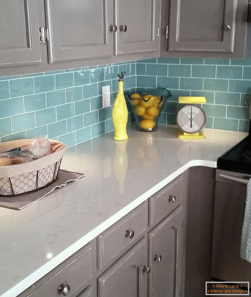 Avental turquesa e móveis cinza na cozinha