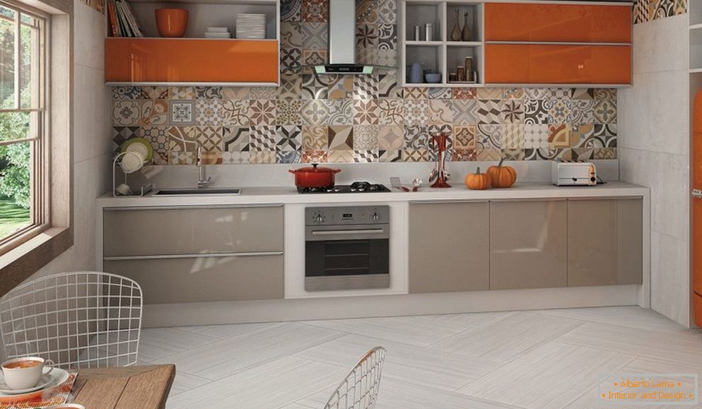Móveis cinza-laranja em um interior de cozinha clara