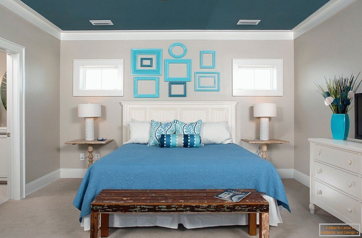 Interior de quarto branco e azul