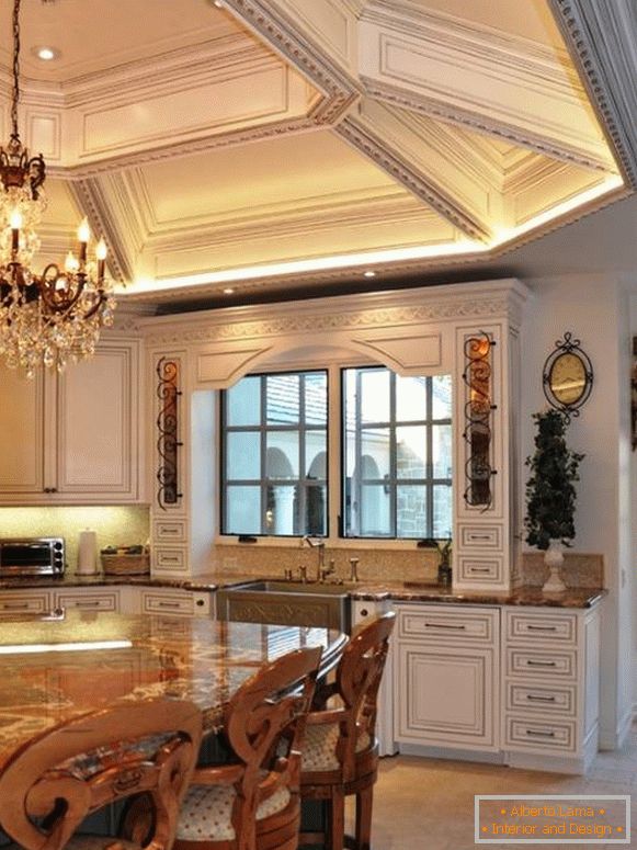 Teto de luxo em uma cozinha clássica