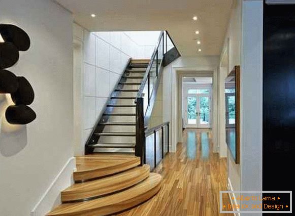 design de corredor na casa com uma escada, foto 16