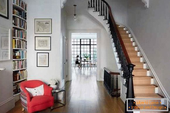 design de corredor em uma casa com uma escada, foto 6