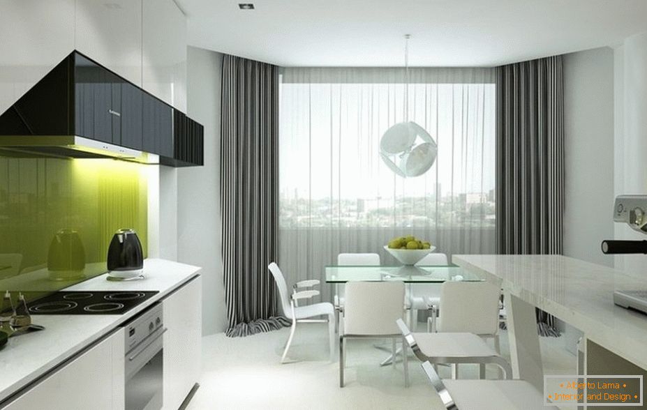 Interior de cozinha branco com cortinas cinza