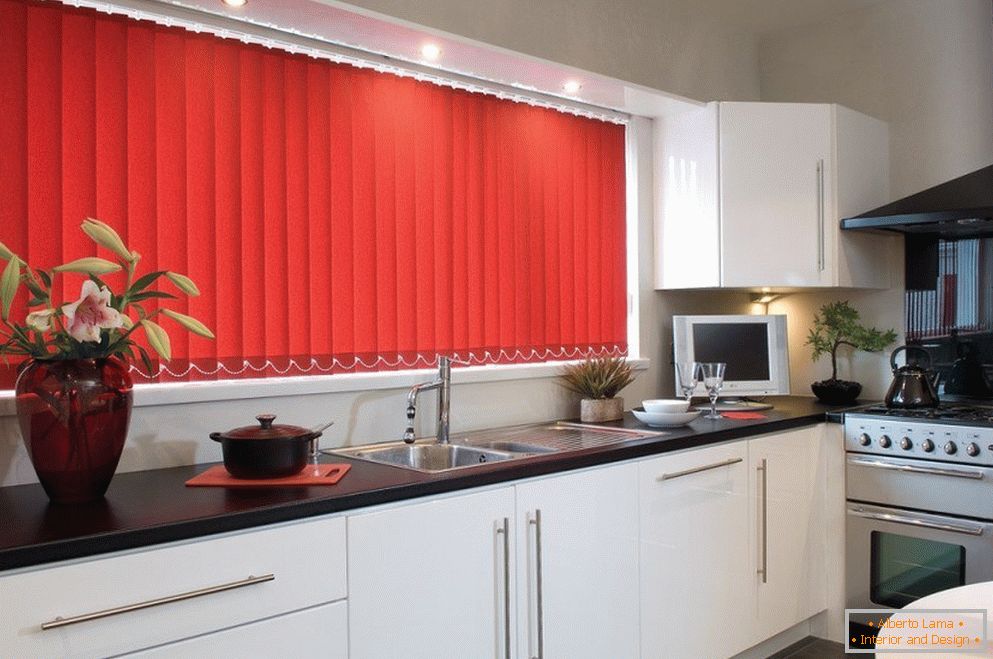 Cortinas vermelhas e móveis brancos na cozinha