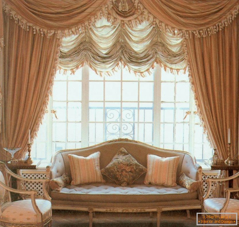 Interior com cortinas chiques e um sofá