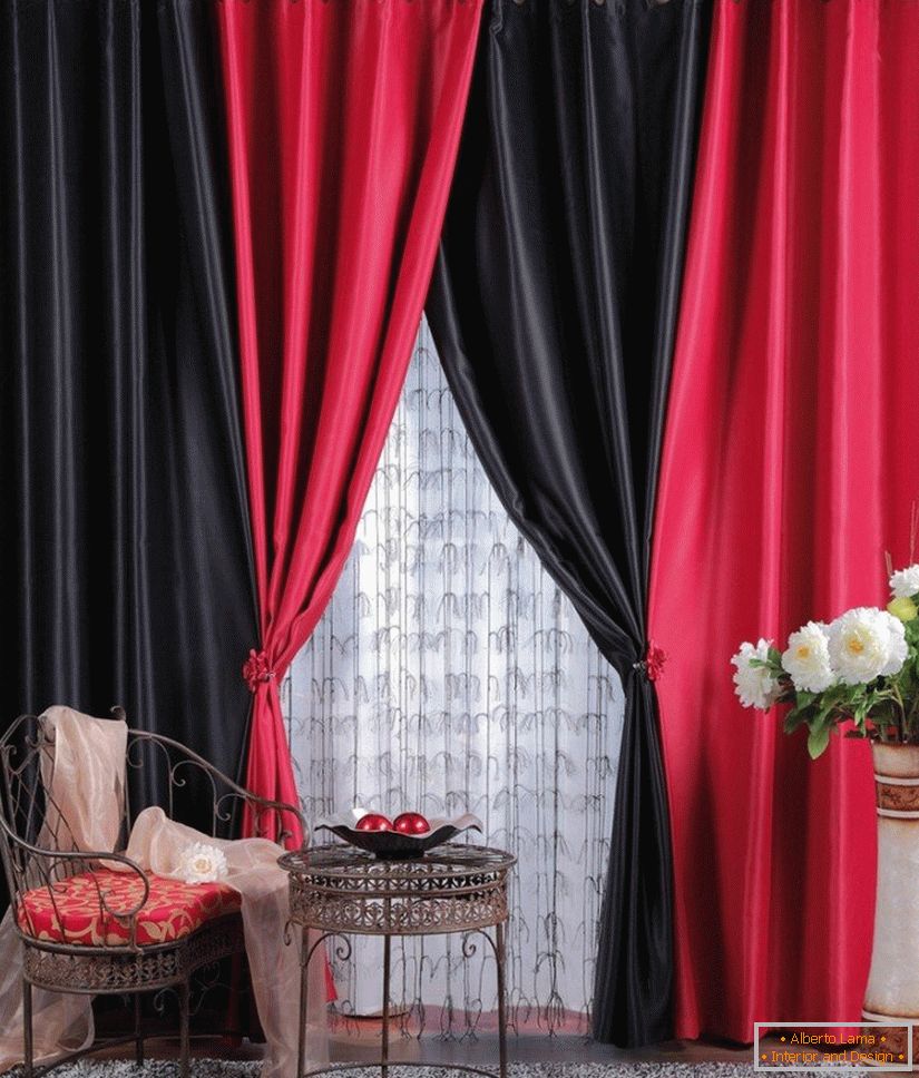 A combinação de cortinas pretas e vermelhas