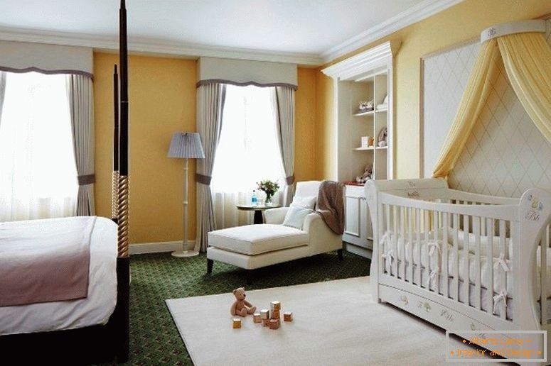 Um espaçoso quarto para pais com uma criança