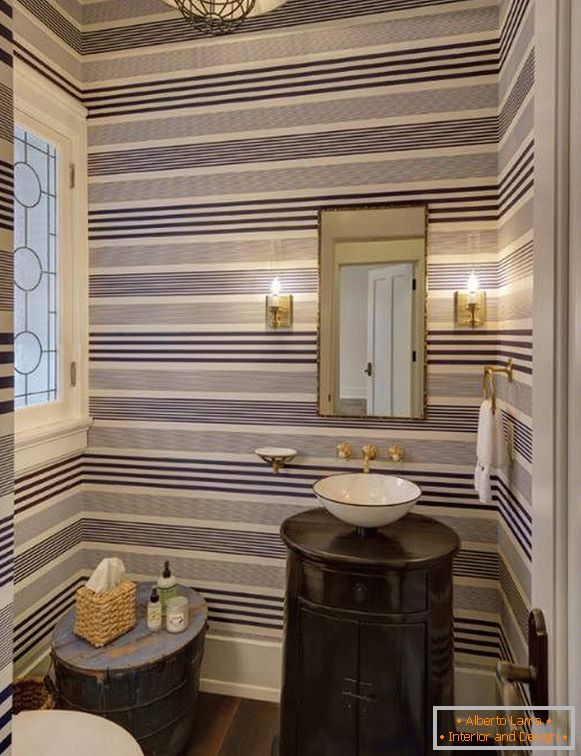 Design moderno do banheiro com papel de parede listrado