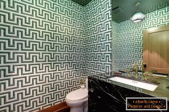 Luxuoso interior de toalete com papel de parede verde e mármore