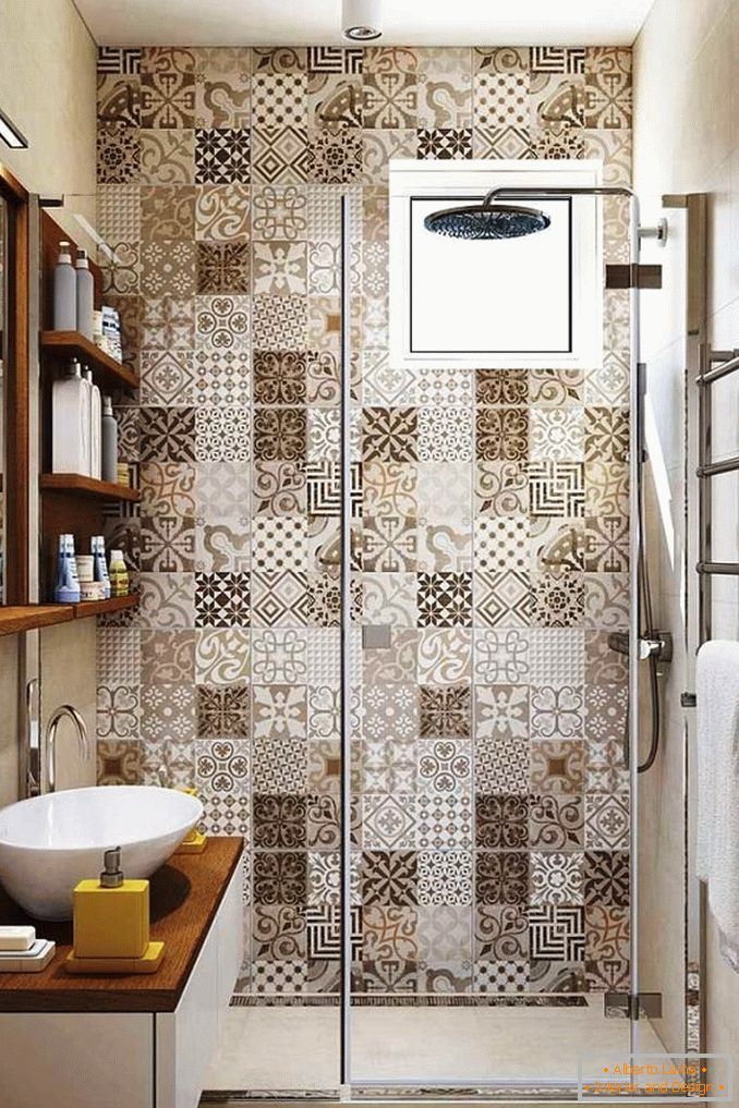 Mosaico de imitação no banheiro sem vaso sanitário