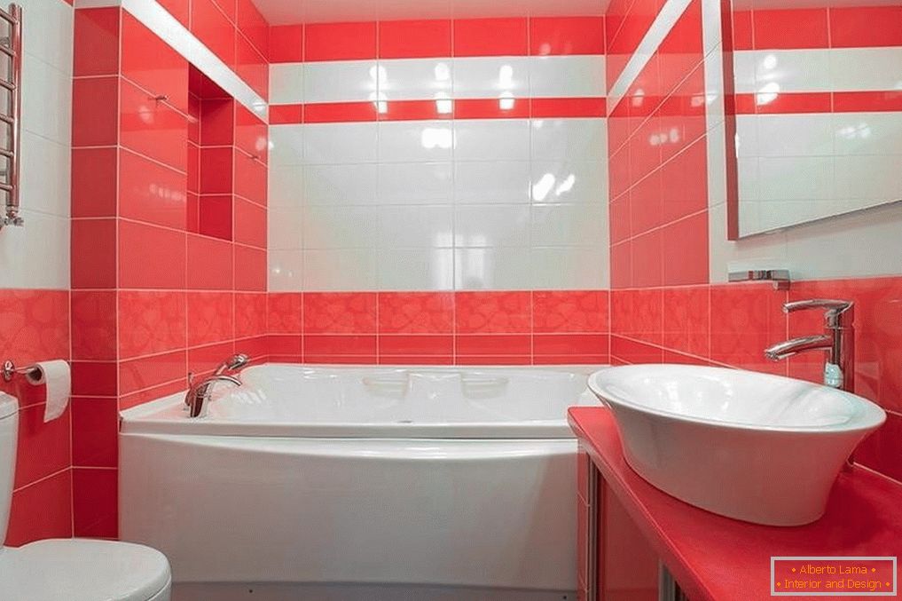Azulejos brancos e vermelhos no banheiro