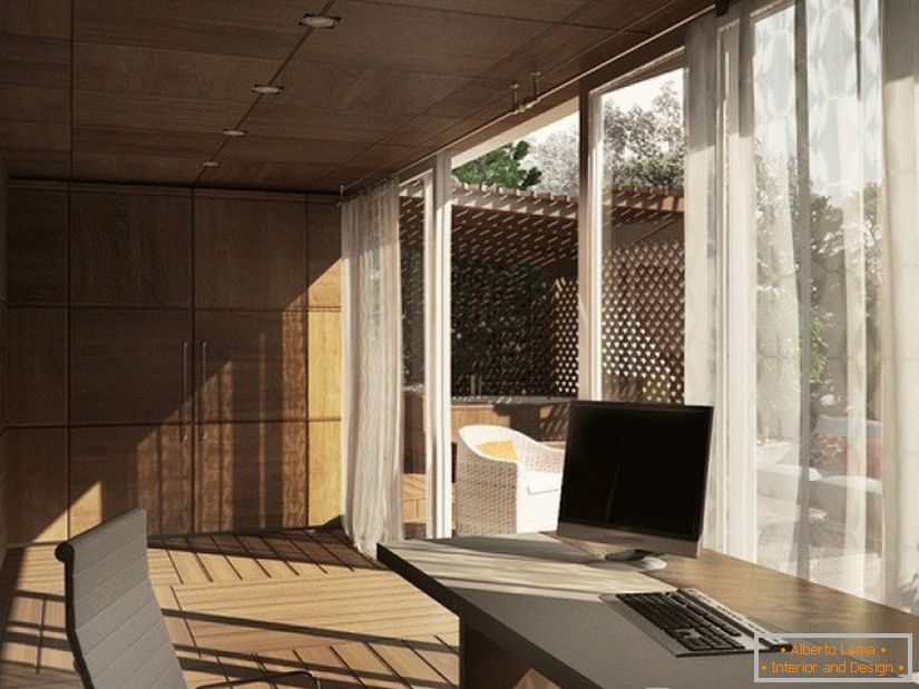 Mesa com um computador na varanda
