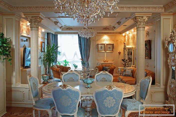A luxuosa sala de jantar é decorada em estilo barroco.