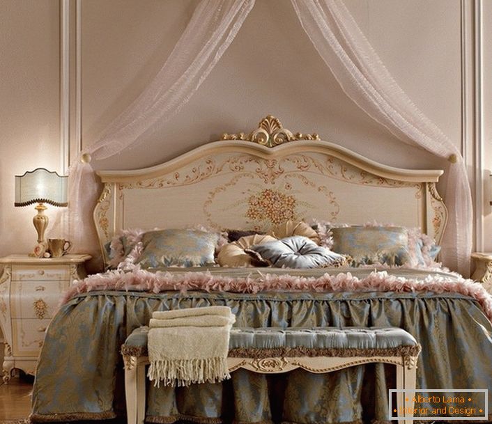 Um dossel de luz acima da cama torna a atmosfera na sala acolhedora e romântica.