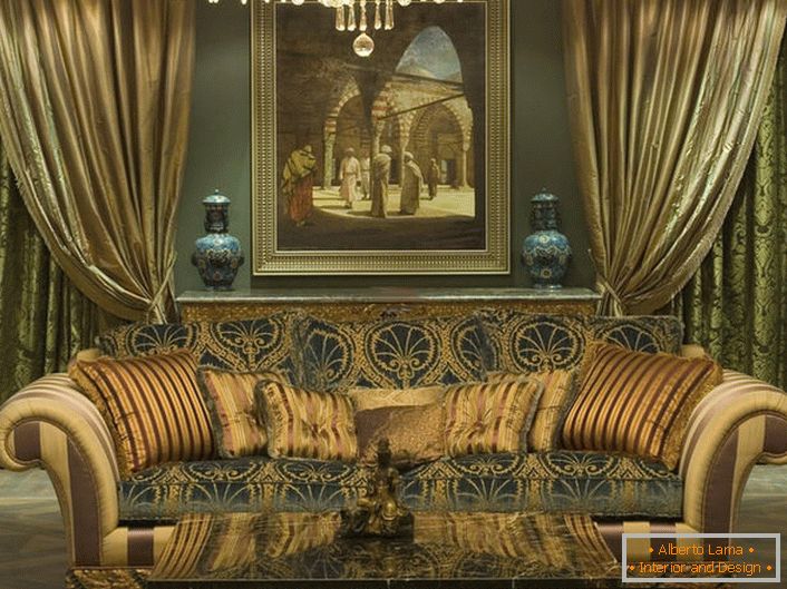 Um sofá maciço elegante com estofos macios é decorado com almofadas de vários tamanhos, de acordo com o estilo do barroco.