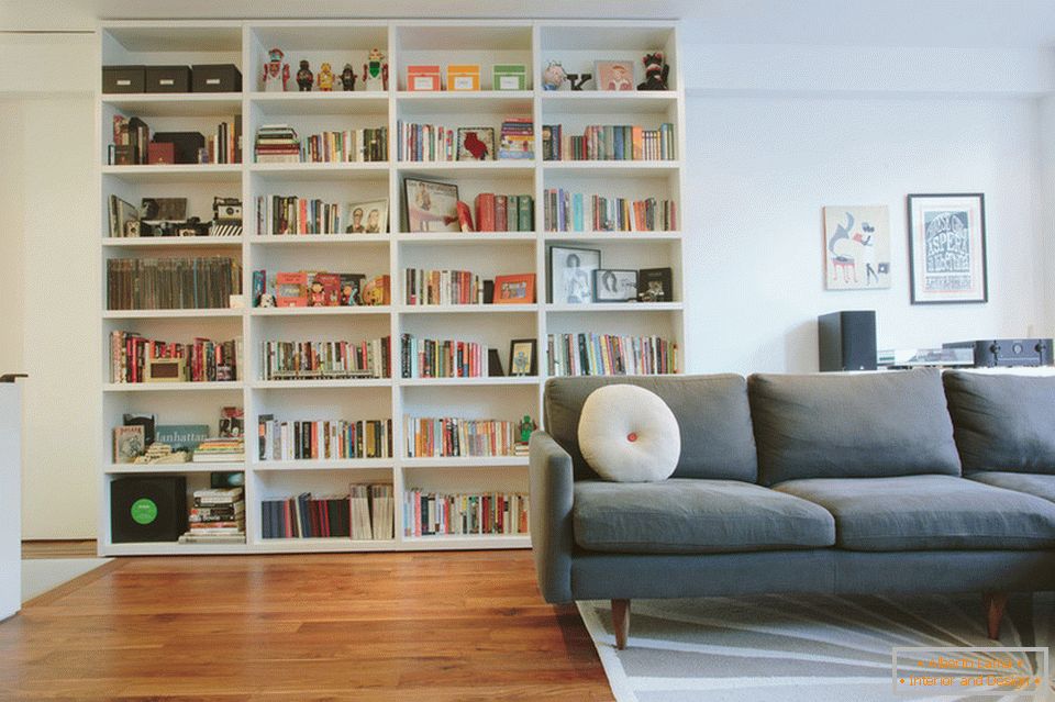 Estante de livros na sala de estar do duplex elegante em Manhattan