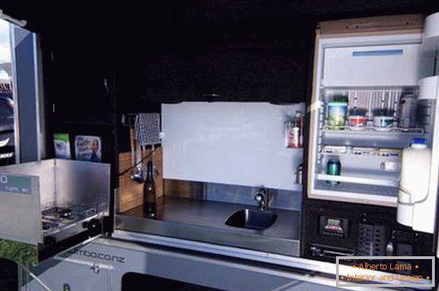 Mini-casa sobre rodas: cozinha com geladeira