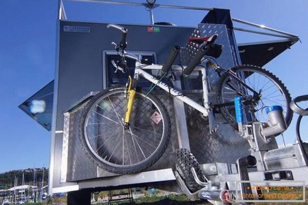 Mini-casa sobre rodas: na parede de trás há uma bicicleta