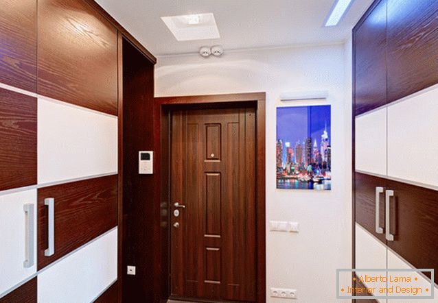 Hall de entrada de um pequeno apartamento na Ucrânia