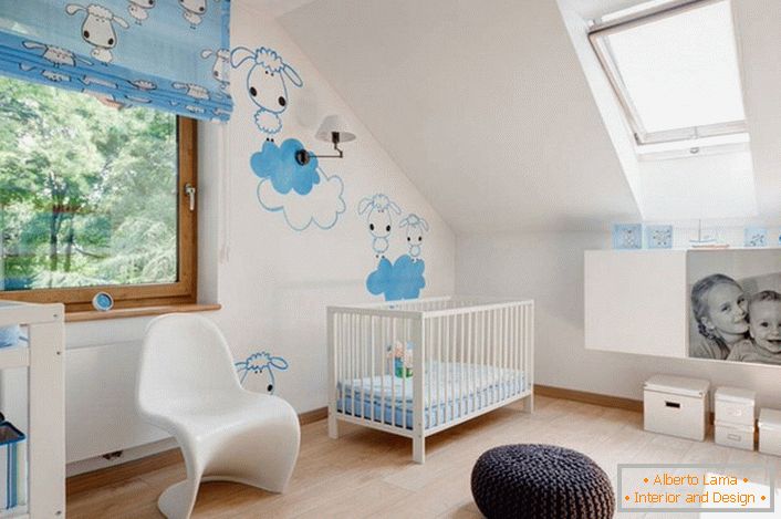 O design do interior do quarto das crianças no estilo escandinavo é interessante com o design criativo das paredes. Desenhos-adesivos - uma opção adequada para decoração infantil.