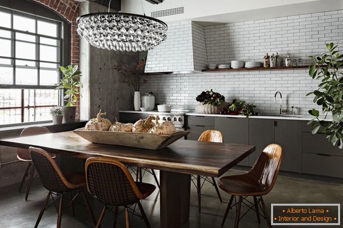O estilo loft, que antes era chamado industrial, fica ótimo em uma cozinha espaçosa e leve. 