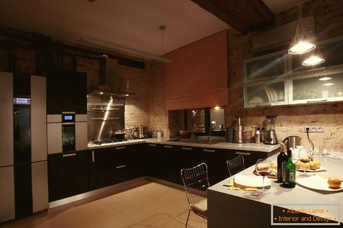 Decoração de parede áspera indica a presença de um estilo loft em design de interiores. O conjunto da cozinha é lacônico, simples, modesto, mas funcional.