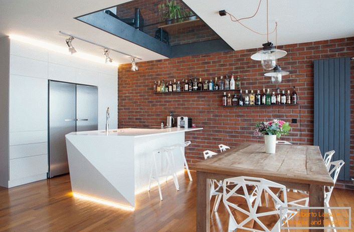 A cozinha é decorada em estilo loft moderno. Mobiliário interessante torna o interior luminoso, excêntrico e memorável.