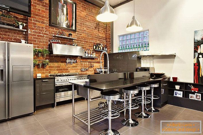 Aço, móveis cromados se encaixa perfeitamente no ambiente da cozinha em estilo loft. O espaço corretamente organizado não é apenas prático e funcional, mas também acolhedor.