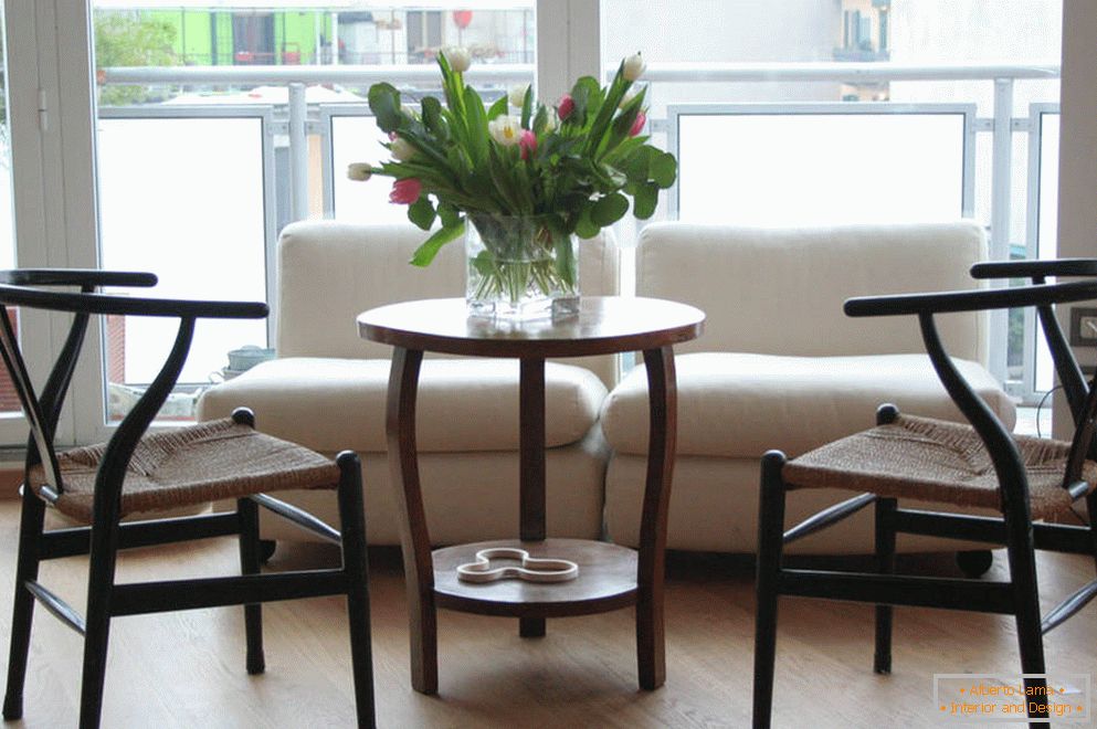 Formas de cadeira incomum e uma mesa com flores