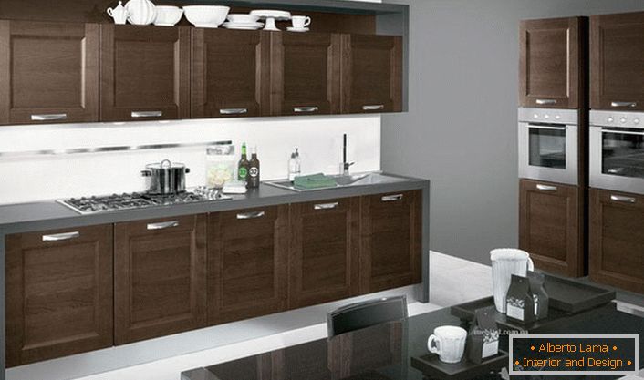 Para uma cozinha elegante é corretamente escolhido mobiliário. A suíte Wenge funcional não só parece atraente, como também é funcional e prática. 