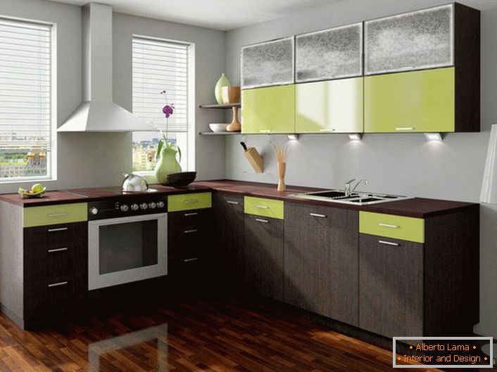 A cor do wenge é combinada com sucesso com uma cor verde pálida. Esta harmonia de cores é adequada para decorar a cozinha.