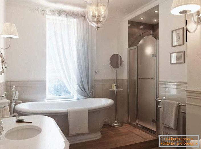 Um grande banheiro branco cerâmico torna-se um destaque do interior da sala. A janela é coberta com uma cortina translúcida feita de tecido natural, que corresponde totalmente ao estilo da Art Nouveau.