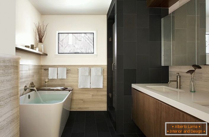 O estilo da Art Nouveau é inerente ao uso de materiais naturais para decoração. Painéis de madeira clara tornam a atmosfera no banheiro nobre e refinada.