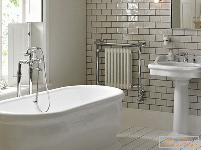 Uma grande janela é uma característica brilhante do estilo Art Nouveau no banheiro. Uma atmosfera romântica de calma e relaxamento ajudará na luta contra o cansaço depois de um dia de trabalho.